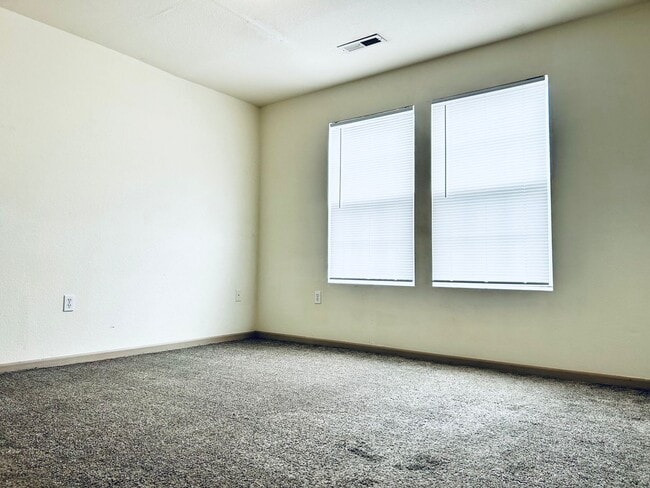 Building Photo - Large 3 Bedroom Apartment, Great Location!