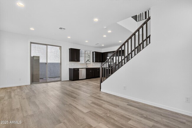 Building Photo - 1218 W Sparrow Dr
