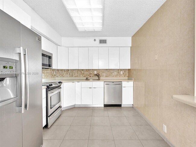 Building Photo - 3530 Mystic Pointe Dr