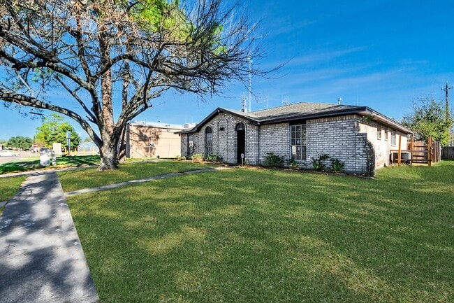 Building Photo - 8011 La Roche Ln