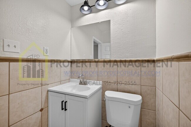 Building Photo - Spacious 3-Bed, 2-Bath Haven in Sacramento