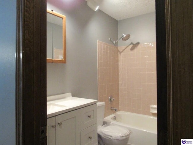 Building Photo - 696 Cottonwood Dr
