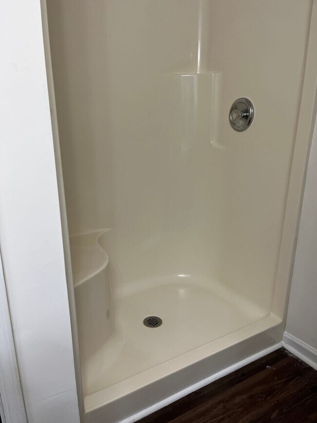 Building Photo - Spacious condo in excellent location