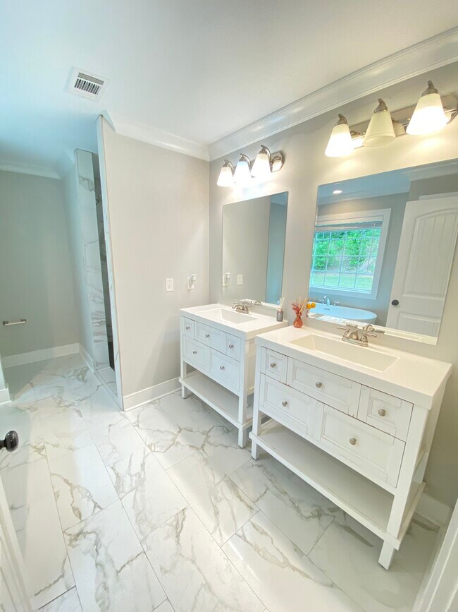 Building Photo - 40 Oak Forest Dr