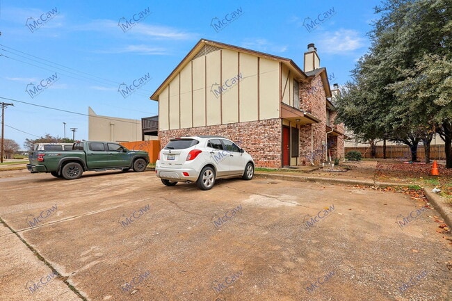 Building Photo - 800 Bluebonnet Dr