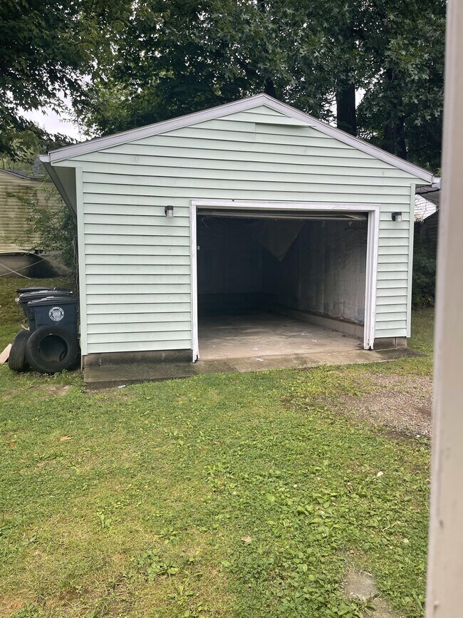 Building Photo - 887 Kickapoo Ave