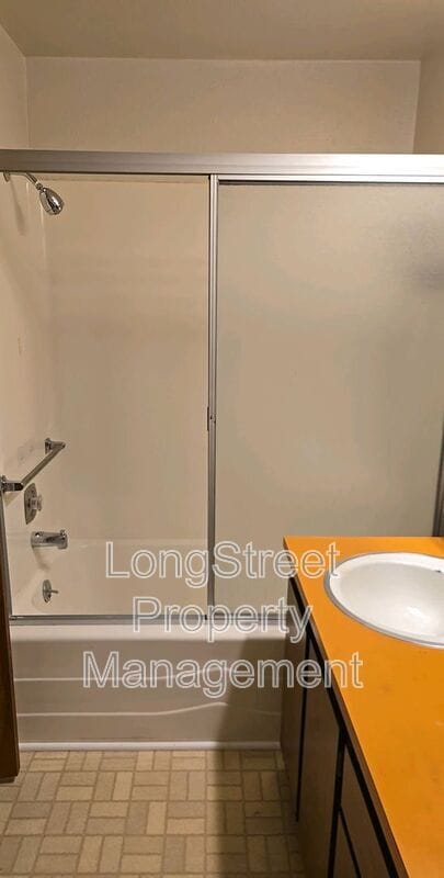 Building Photo - 615 SE Chicago St