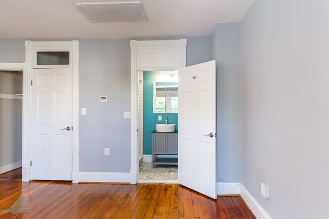 Building Photo - Classy Columbia Heights Row Home! 1/2 Off ...
