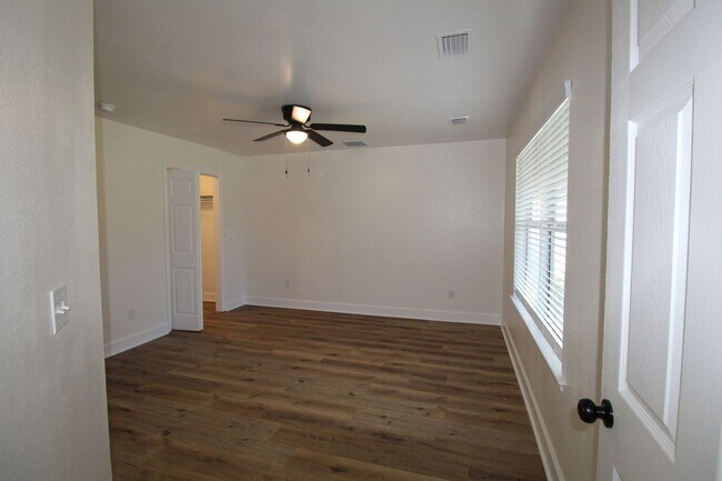 Building Photo - New 3 Bedroom Rental Available Before the New Year!