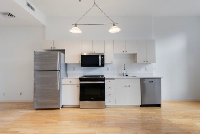 Building Photo - 618 NW 12th Ave