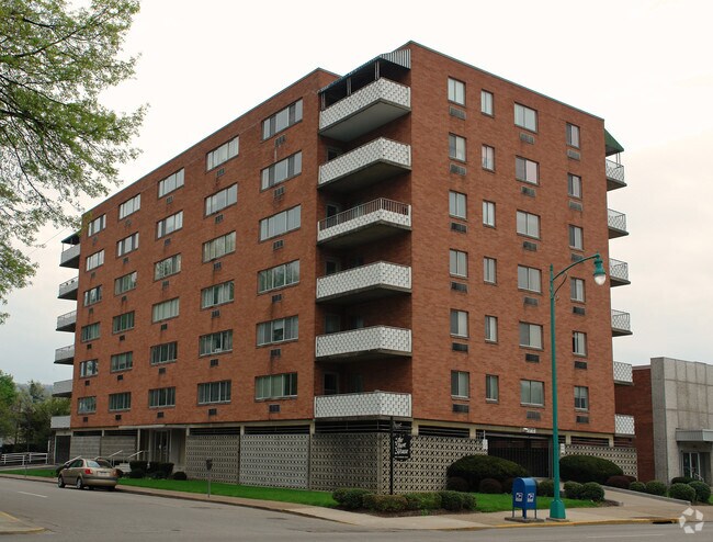 Primary Photo - The Town House Apartments