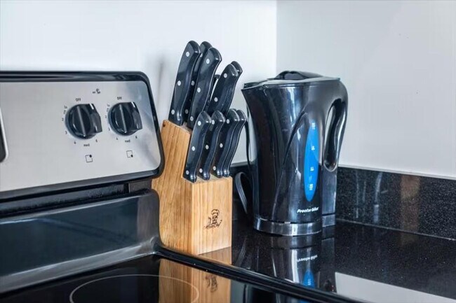 Building Photo - 6551 Collins Ave