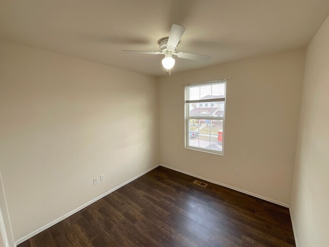 Building Photo - 3 Bedroom Home Available Near N Powers Blv...