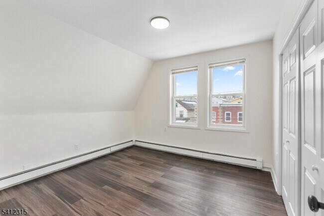 Building Photo - 676 Chestnut St