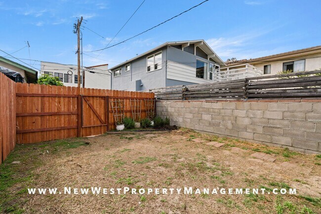 Building Photo - Recently Renovated University Heights 2 Bed 1 Bath with 2 off-street parking spaces! Pet OK!