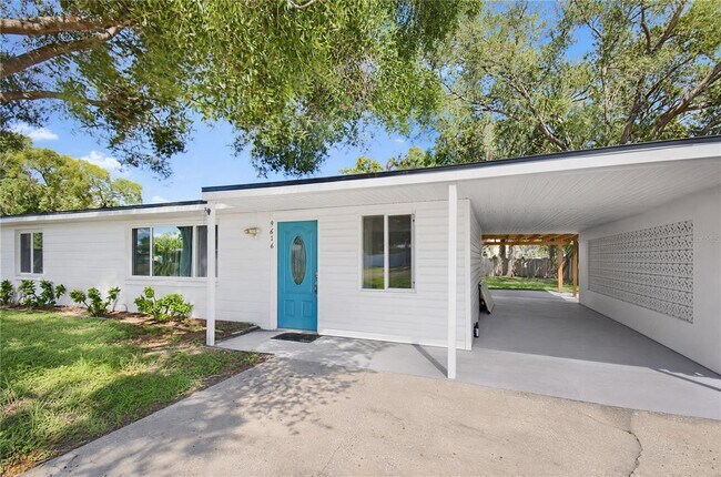 Building Photo - 9616 Pineridge Ave