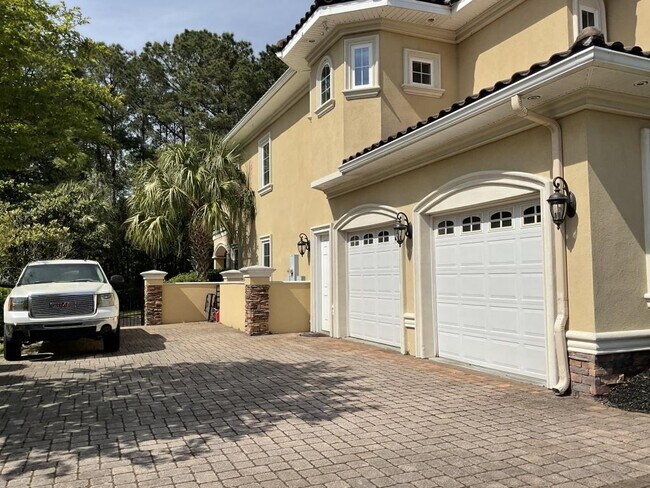 Building Photo - 664 Oxbow Dr