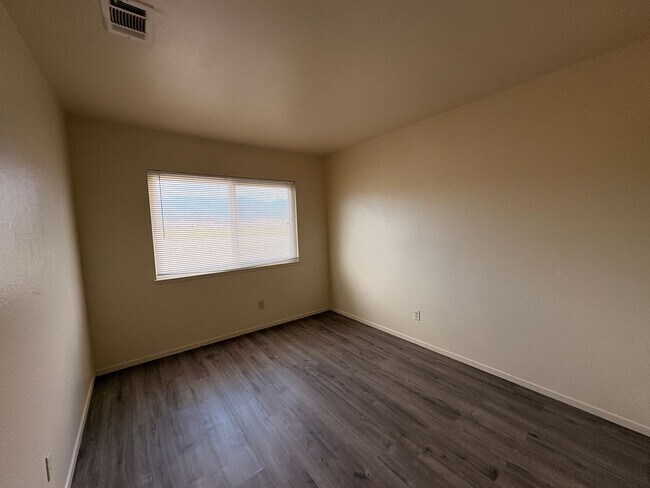 Building Photo - 4 Bed, 2.5 Bath in Rialto!