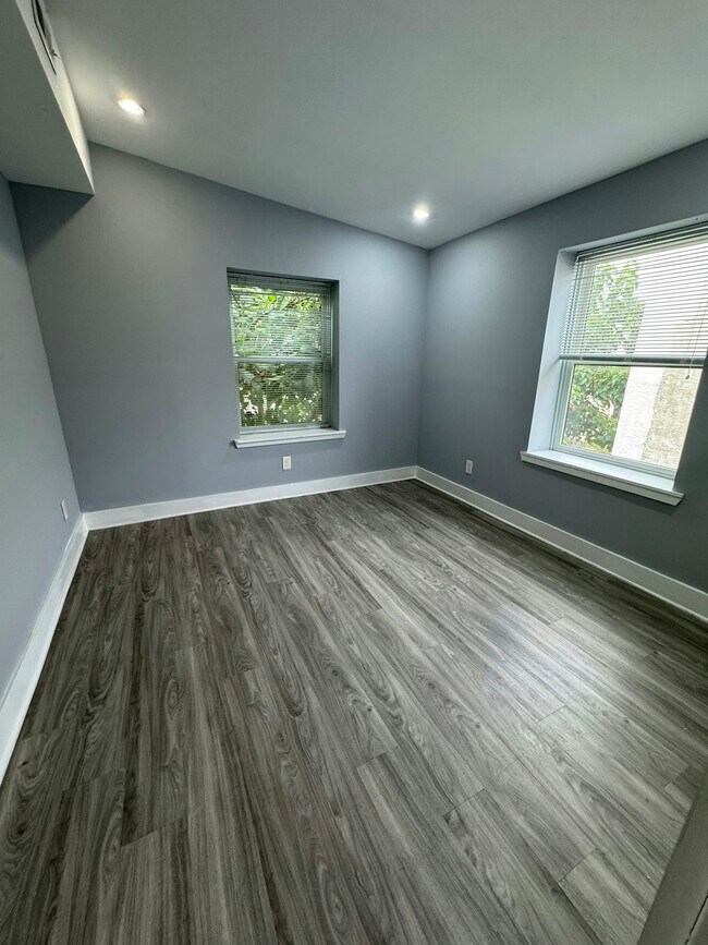 Building Photo - 1522 N Willington, Unit 2