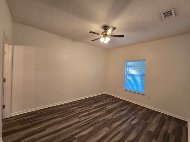 Building Photo - Ground Level 3/2 Condo at Willow Ridge