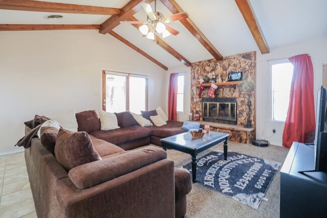 Building Photo - 3 Bedroom 2 Bath Home