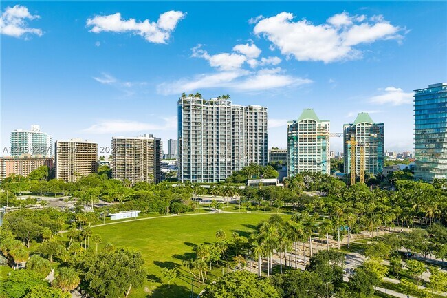 Building Photo - 2831 S Bayshore Dr