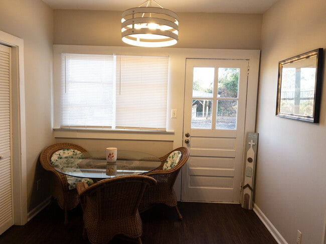 Building Photo - 302 Durden St