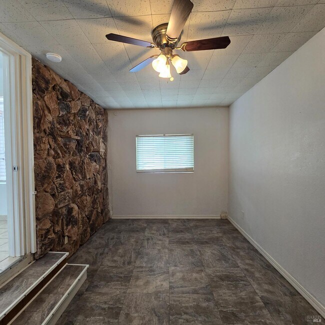 Building Photo - 102 Laurel St