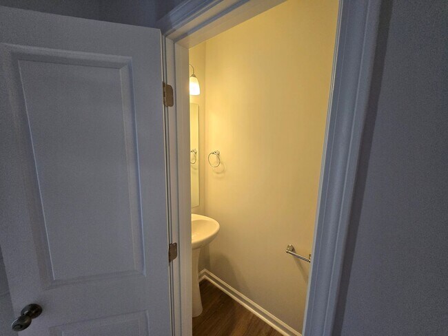 Building Photo - Charming 3 Bedroom Home Located in Raleigh