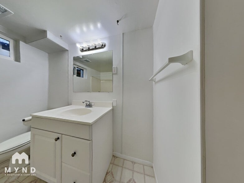 Building Photo - 775 S Braun St