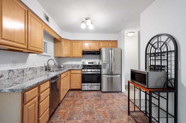 Building Photo - AVAILABLE OCT 1ST! 2-BEDROOM TOWNHOME IN N...