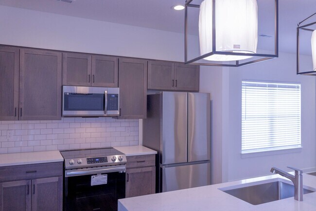 Building Photo - Gorgeous 3 Bedroom 3 Bathroom in Spring Hi...