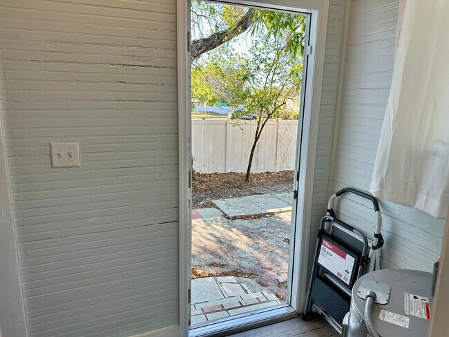 Building Photo - 1504 E 33rd Ave