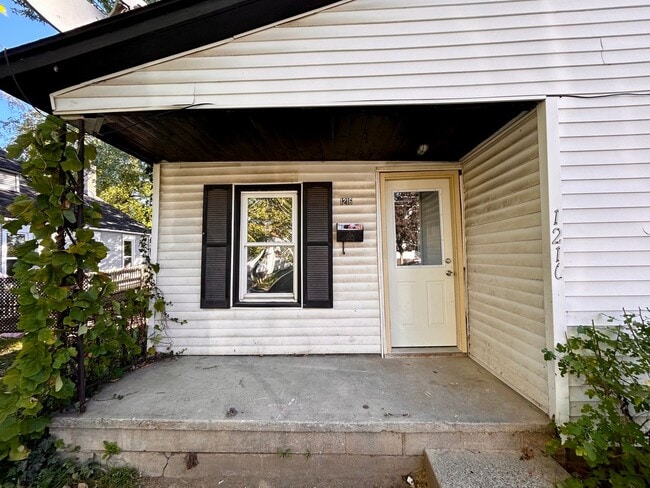 Building Photo - Four Bedroom Home in Northwest Grand Rapids - Rent Special!