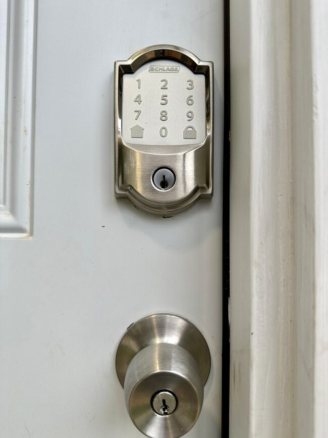 Smart lock - 824 2nd St SW