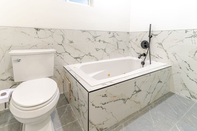 Building Photo - 640 E Valencia Ave