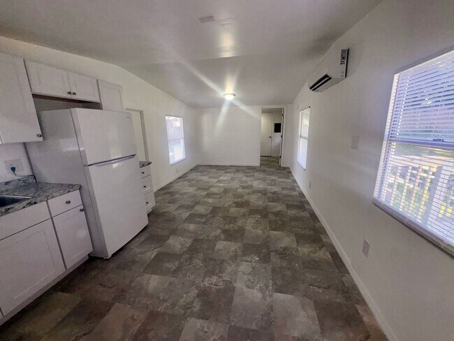 Building Photo - 1157 S Christiana Ave