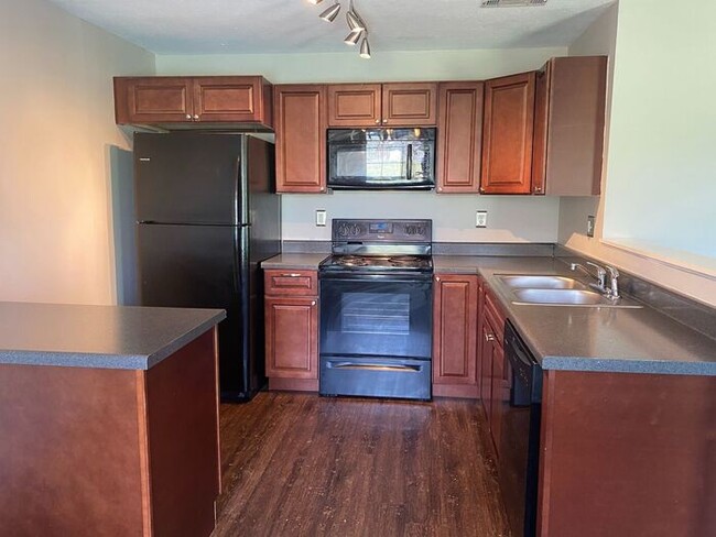 Building Photo - Now Available - 2 Bed 2 Bath House in Brit...