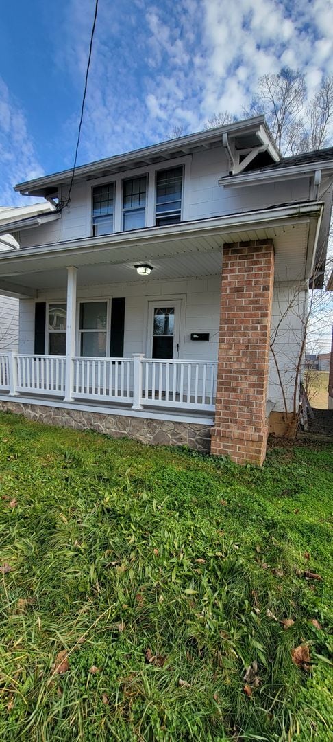 Building Photo - 3 bedroom, 1 bath, 2 story single family house