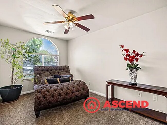 Building Photo - Stunning 4 Bedroom Home Off Brimhall Rd!