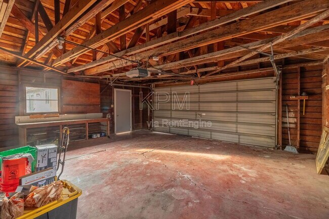 Building Photo - 966 W Mariposa Ave