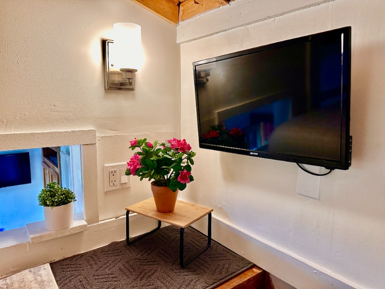 Building Photo - 224 E Deep Creek Rd