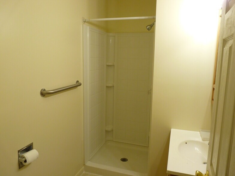 Shower - 1853 Park St
