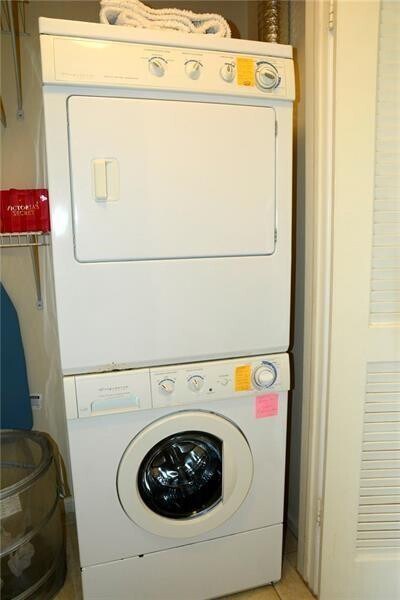 Building Photo - 6499 Bay Club Dr