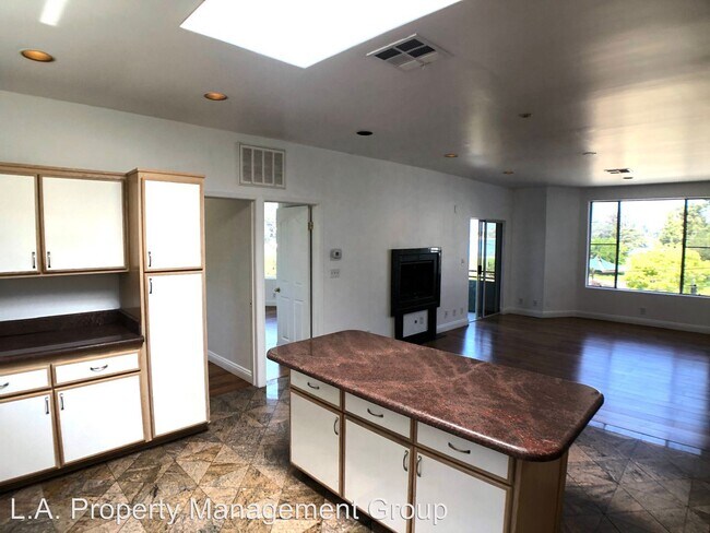 Building Photo - 1890-1896 Silver Lake Blvd