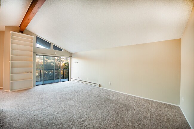 Building Photo - 2562 Thorndyke Ave W