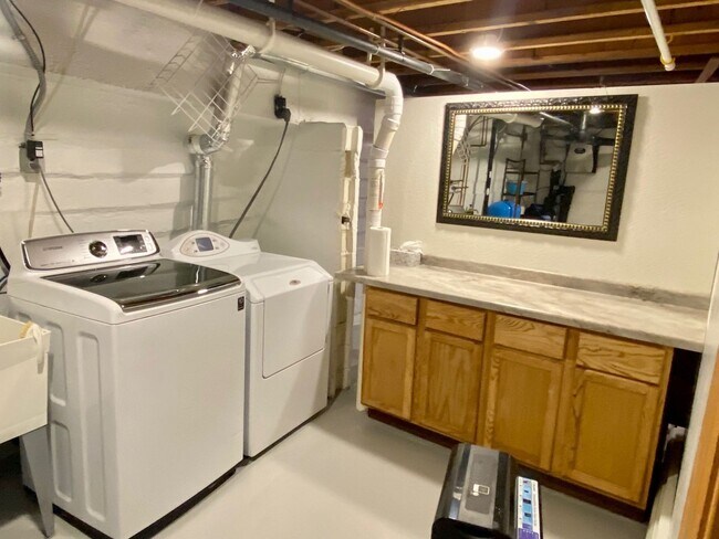 Building Photo - Nice 3 Bedroom house on the river front in Hudson