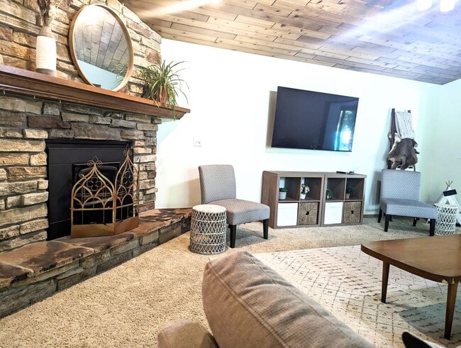 Primary Photo - Four Bedroom Neenah House