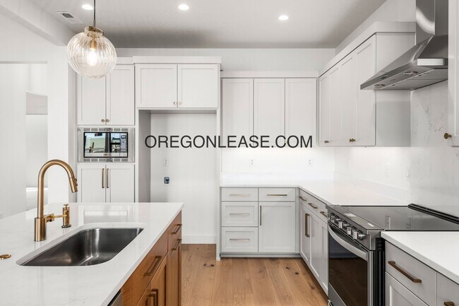 Building Photo - Gorgeous New Construction in Brand New Ven...