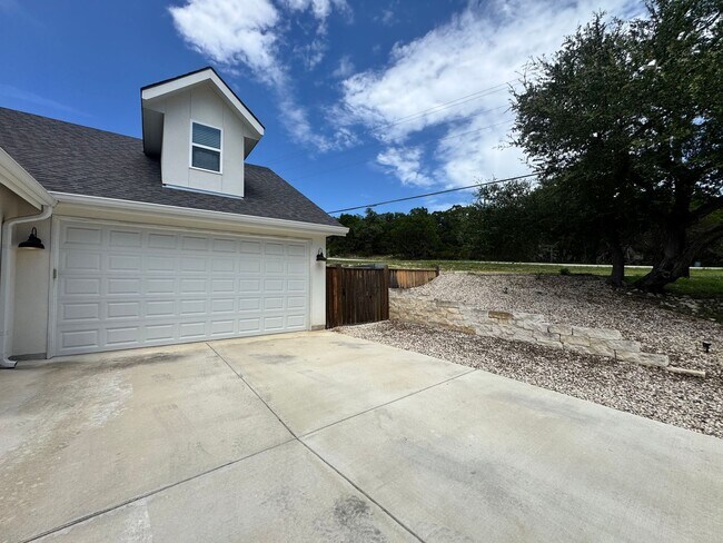 Building Photo - For Rent – 100 Brooklyn Dr, Canyon Lake, T...